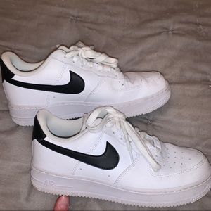 AIR FORCE ONES SIZE 8.5 W